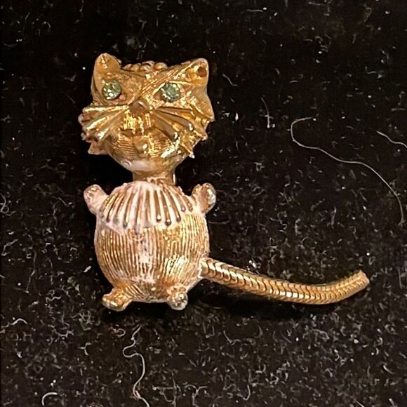 Vintage-1950s-1” gold tone emerald green like eyed cat brooch/pin w/moving tail - Picture 1 of 11